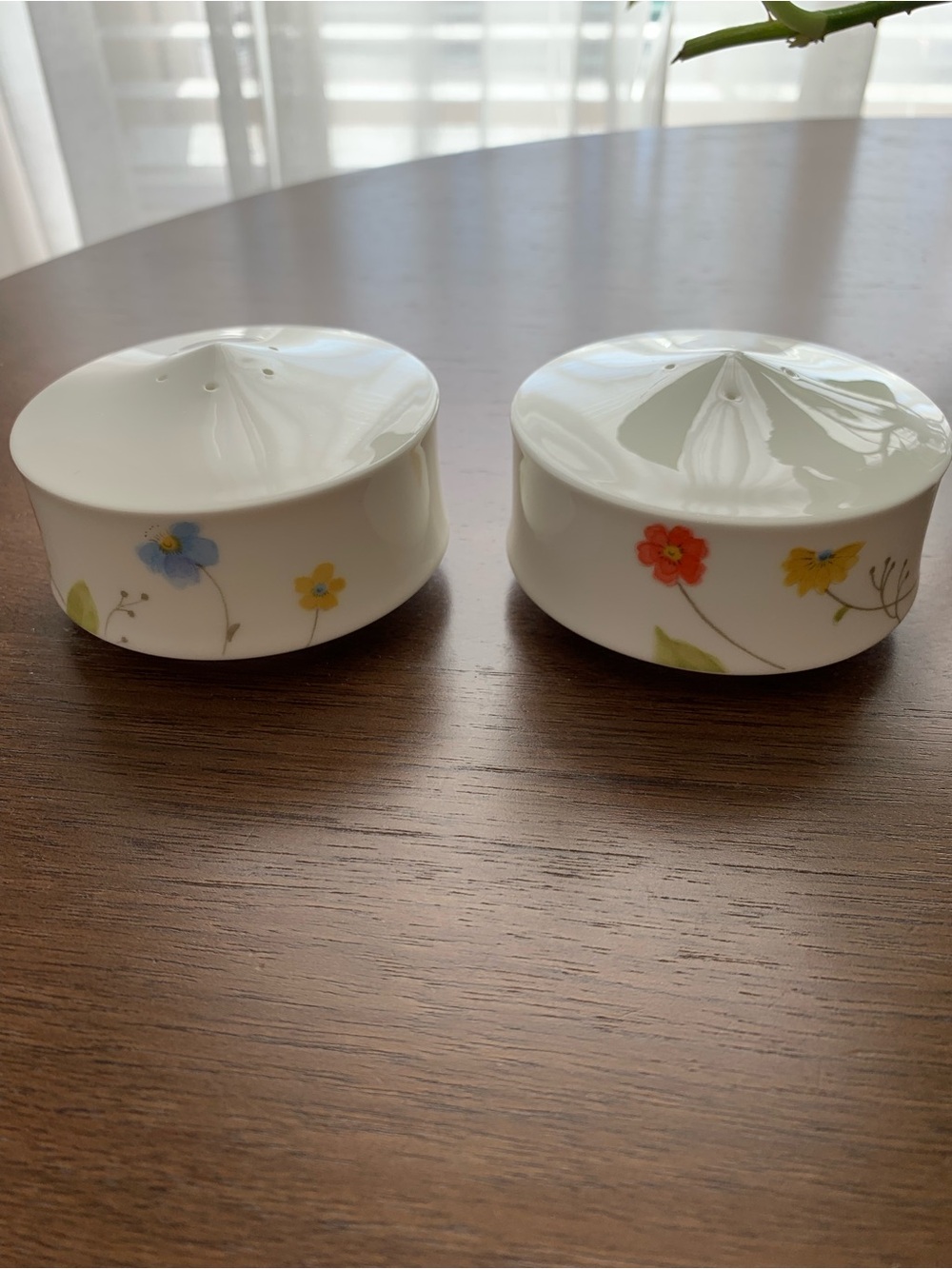 Mikasa Bone China Salt & Pepper Shakers Floral Pattern Japan A4-182